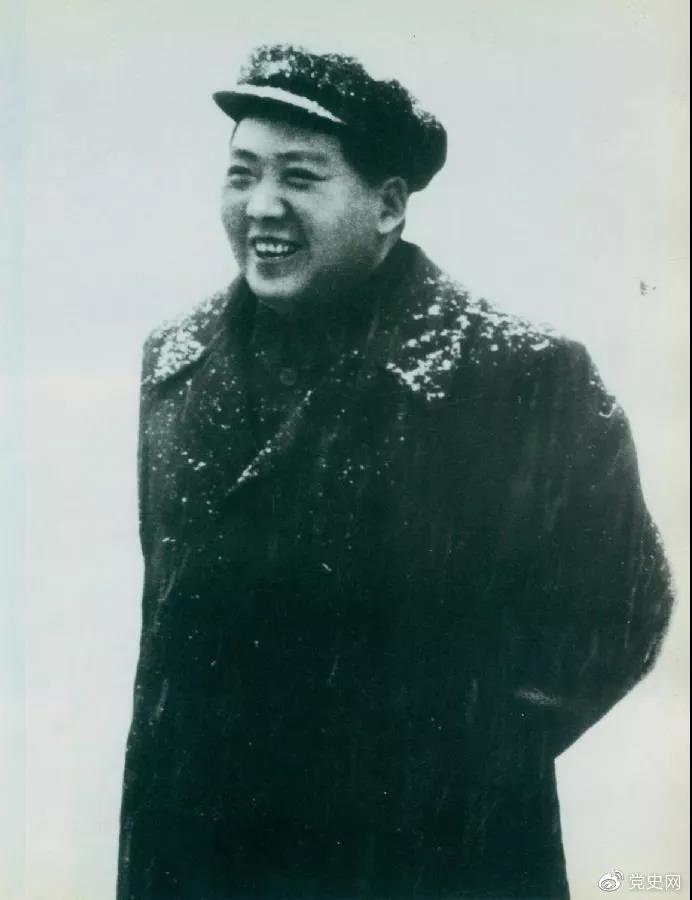 ë1953216յһ人ͼΪë󶫸;³ϲӭѩ