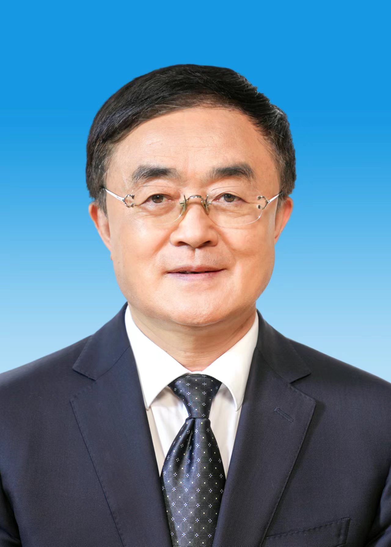 曲青山 （中央党史和文献研究院院长）曲青山，中央党史和文献研究院院长，研究员。党的十九大、二十大代表，第十九届、二十届中央委员。曾任中共青海省委常委、宣传部长，原中央党史研究室主任，第十八届中央纪委委员。中国中共党史学会会长，中央马克思主义理论研究和建设工程咨询委员会委员。长期从事党的宣传思想工作和党史党建等方面的研究，长期致力于党史基本著作的编写工作。主持编辑出版习近平总书记《论党的宣传思想工作》《论坚持全面依法治国》《论把握新发展阶段、贯彻新发展理念、构建新发展格局》《论中国共产党历史》等50余部综合文集、论述选编、论述摘编（含内部版），参与编辑出版《习近平谈治国理政》第三卷。主持编辑出版《十九大以来重要文献选编》上册、中册。主持编写《中国共产党一百年大事记》《改革开放四十年大事记》《中华人民共和国大事记（1949年10月—2019年9月）》《全面建成小康社会大事记》《马克思主义中国化一百年大事记（1921－2021年）》。参与和主持《中国共产党历史》第二卷、《中国共产党的九十年》的编写、修订、定稿工作，主持编写《中国共产党简史》初稿工作，主持编写出版《中国共产党的一百年》。参与党的十八届六中全会、党的十九大、十九届六中全会、党的二十大文件起草和十九大、二十大党章修改工作。主要著作有《共产党执政规律研究》《新时代在党史新中国史上的重要地位和意义》《中国共产党百年历史经验》《从五个维度认识把握“两个确立”》《曲青山党史论集》（上卷、下卷）《曲青山论文精选》（上卷、下卷）等，撰写发表《中国共产党百年辉煌》《中国共产党百年历史与历史主动》《从哲学高度认识把握“两个确立”的决定性意义》《发扬伟大的历史主动精神》等300余篇学术研究和理论宣传文章。