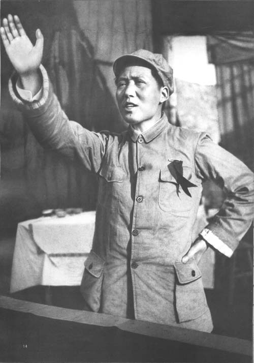 毛泽东在抗大成立三周年纪念大会上讲话。（1939年）