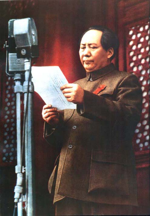 毛泽东庄严宣告中华人民共和国成立。（1949年10月1日）