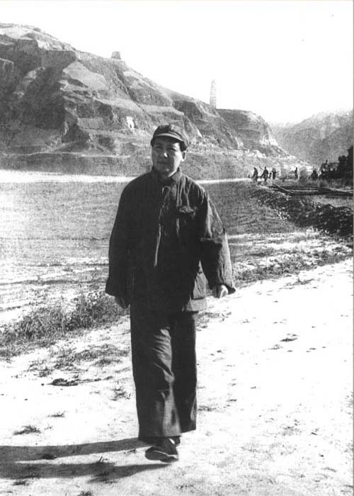 毛泽东在延安。（1943年）