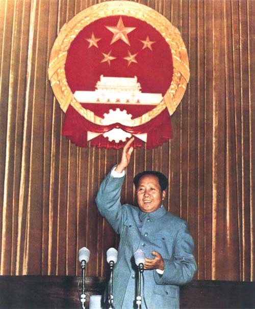 第一届全国人民代表大会第一次会议隆重开幕。这是毛泽东在开幕式上。（1954年）