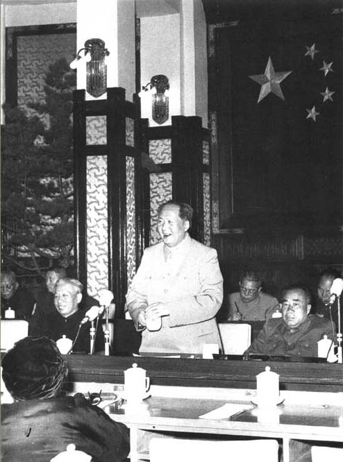 毛泽东在最高国务会议上作《论十大关系》的讲话。（1956年）