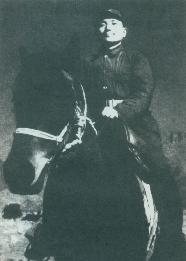邓小平策马奔赴太行前线。（1938年）