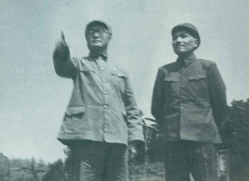 刘伯承司令员和邓小平政委指挥渡江准备工作。（1949年）