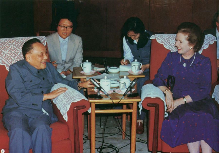 邓小平会见英国首相撒切尔夫人，全面阐述中国政府对香港问题的基本立场。（1982年）