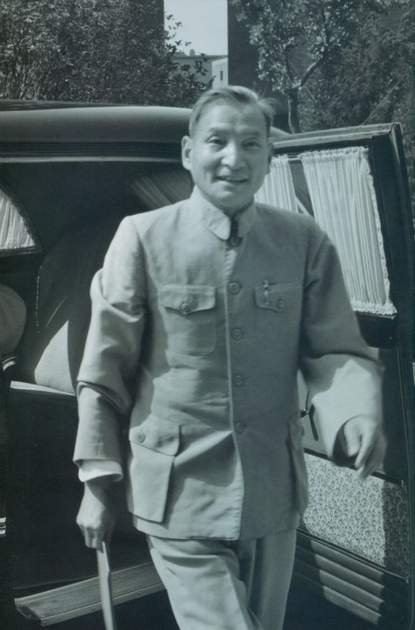 1960年6月，陈云出席中共中央政治局在上海举行的扩大会议。