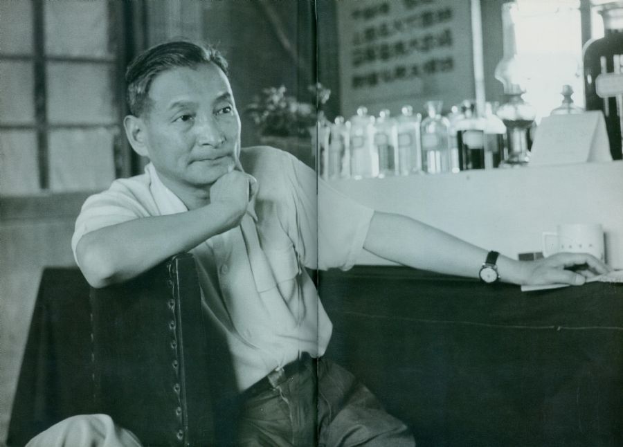 1958年6月8日，陈云在北京听取关于石油工业发展情况的汇报。