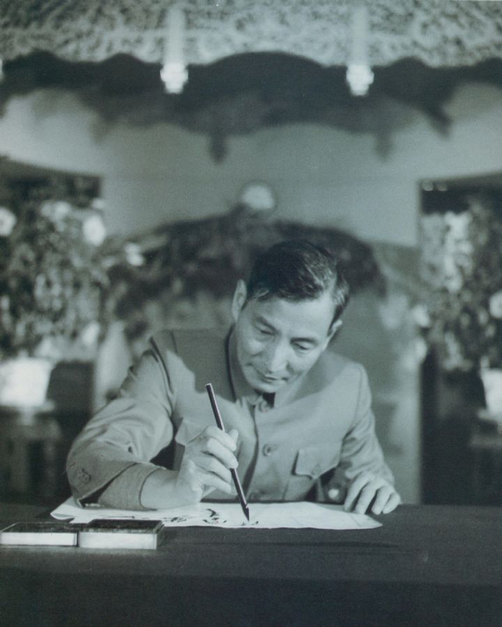 1954年9月6日，陈云在中南?；橙侍们┑?，出席一届全国人大一次会议。