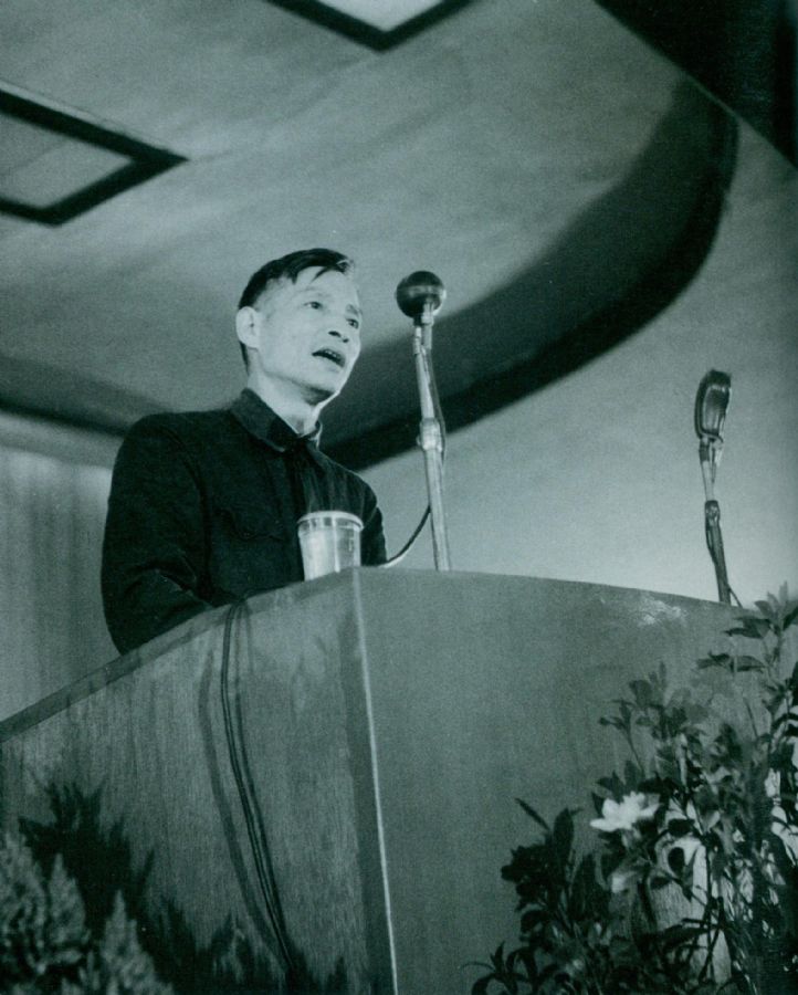 1950年6月15日，陈云在全国政协一届二次会议上作关于经济形势的报告。