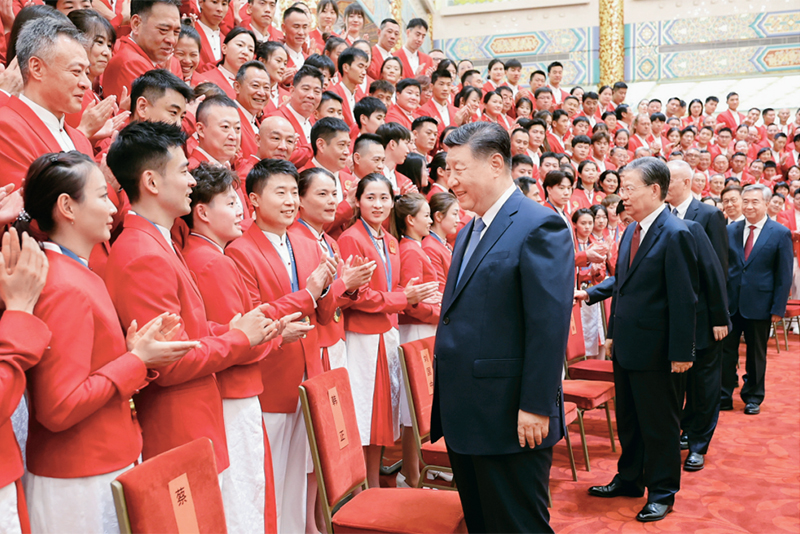 2024年8月20日，党和国家领导人习近平、赵乐际、王沪宁、蔡奇、李希、韩正等在人民大会堂接见第33届夏季奥林匹克运动会中国体育代表团全体成员。 新华社记者 鞠鹏/摄