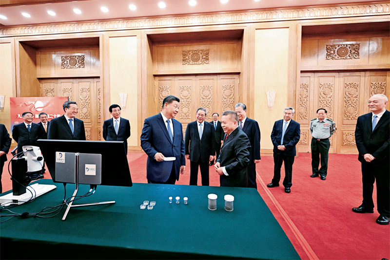 2024年9月23日，党和国家领导人习近平、李强、赵乐际、王沪宁、蔡奇、丁薛祥、李希等在人民大会堂接见探月工程嫦娥六号任务参研参试人员代表并参观月球样品和探月工程成果展览。这是习近平等参观月球样品和探月工程成果展览。 新华社记者 谢环驰/摄