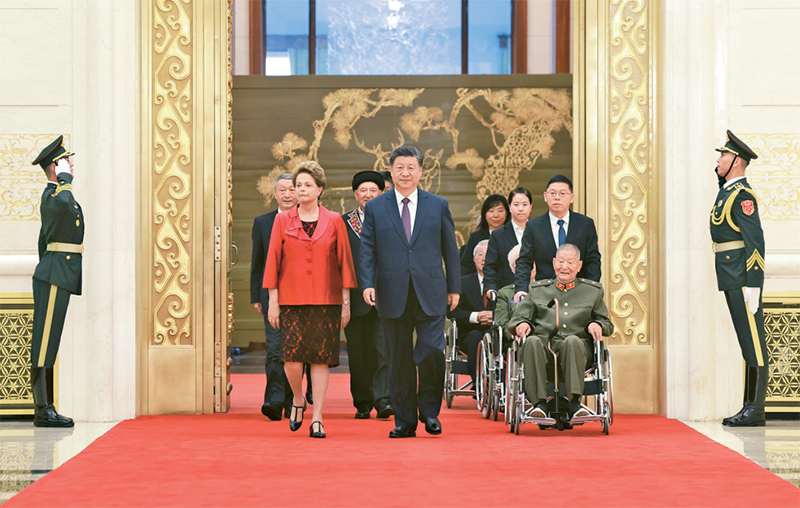 2024年9月29日，中华人民共和国国家勋章和国家荣誉称号颁授仪式在北京人民大会堂金色大厅隆重举行。中共中央总书记、国家主席、中央军委主席习近平同国家勋章和国家荣誉称号获得者一同步入会场。 新华社记者 王晔/摄  