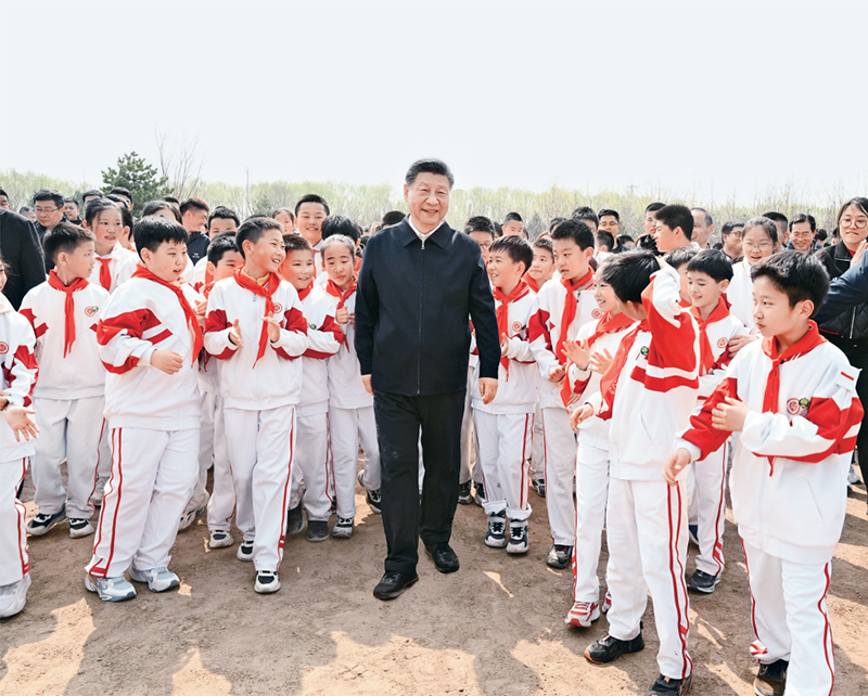 2024年4月3日，党和国家领导人习近平、李强、赵乐际、王沪宁、蔡奇、丁薛祥、李希、韩正等来到北京市通州区潞城镇参加首都义务植树活动。这是习近平同少先队员在一起。 新华社记者 李学仁/摄