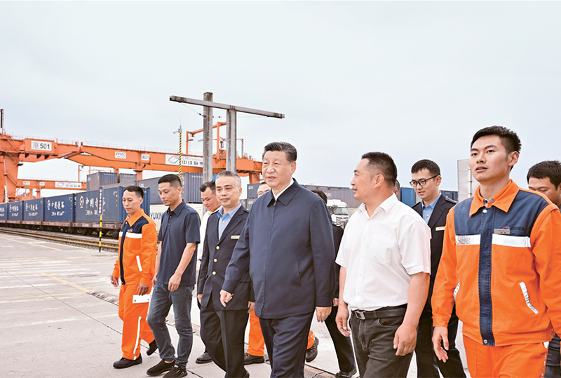 2024年4月22日至24日，中共中央总书记、国家主席、中央军委主席习近平在重庆考察。这是22日下午，习近平在重庆国际物流枢纽园区重庆铁路集装箱中心站，同货车司机、列车司机、装卸工人、场站管理人员等亲切交流。 新华社记者 岳月伟/摄