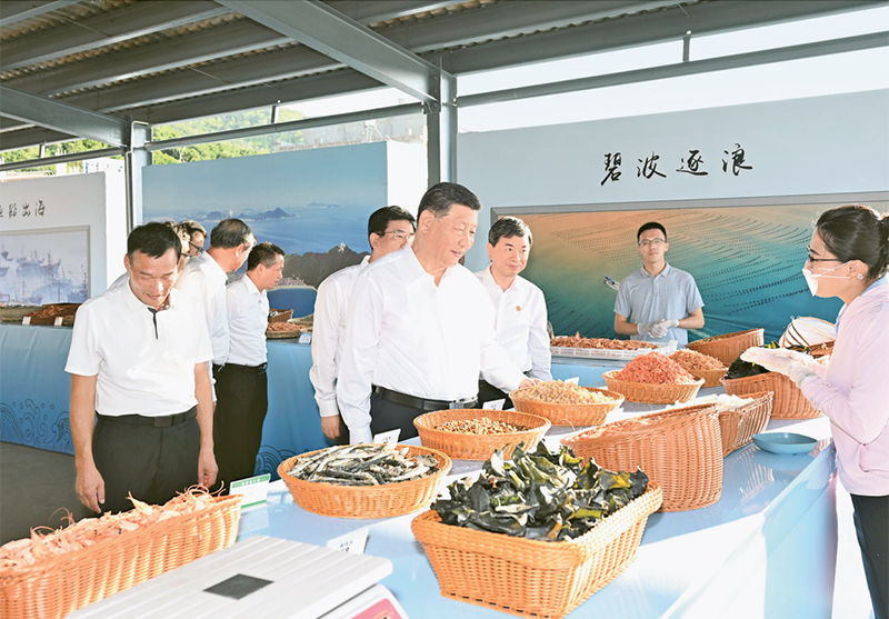 2024年10月15日至16日，中共中央总书记、国家主席、中央军委主席习近平在福建考察。这是15日下午，习近平在漳州市东山县陈城镇澳角村考察时，了解海鲜干货和渔获产品交易情况。 新华社记者 谢环驰/摄