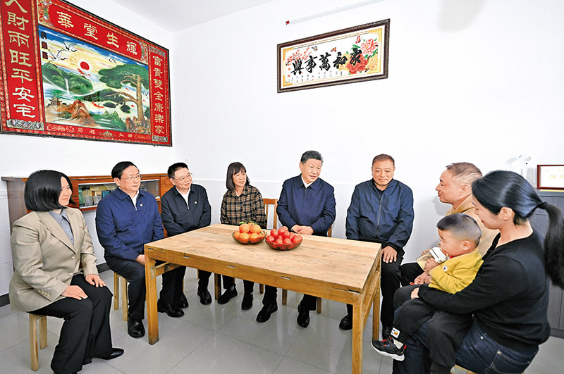 2024年11月4日至6日，中共中央总书记、国家主席、中央军委主席习近平在湖北考察。这是5日上午，习近平在咸宁市嘉鱼县潘家湾镇四邑村村民熊成龙家，同一家人围坐在一起拉家常。 新华社记者 燕雁/摄