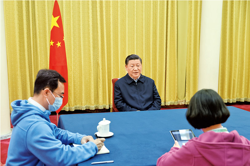 2020年11月2日，中共中央总书记、国家主席、中央军委主席习近平在北京中南海参加第七次全国人口普查登记。这是习近平在回答普查员的询问。 新华社记者 鞠鹏/摄
